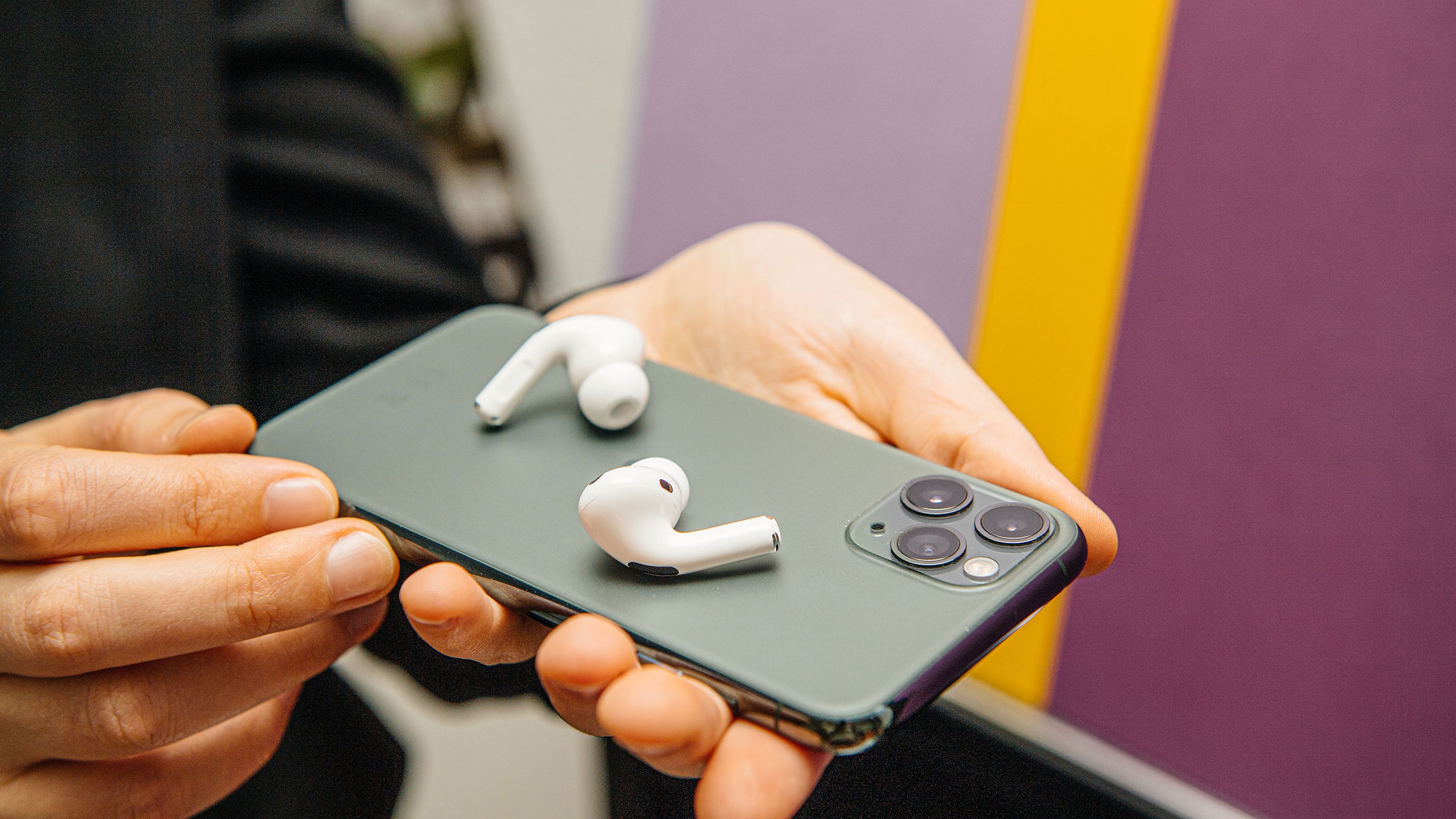 AirPods sobre el iPhone