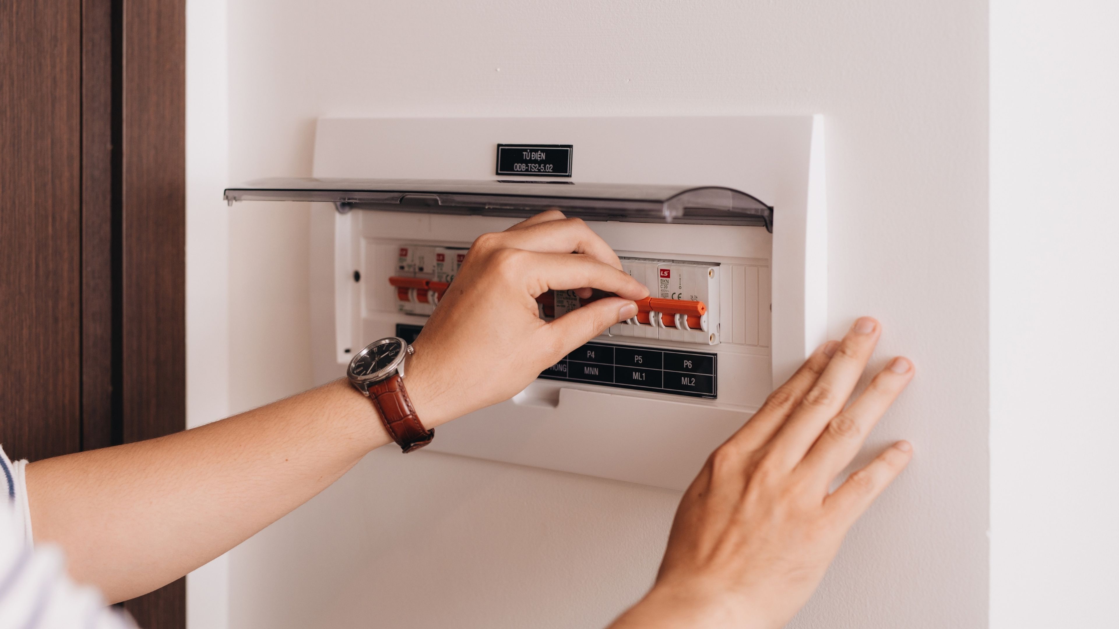 Cómo enchufar varios electrodomésticos a la vez en casa sin hacer saltar los plomos