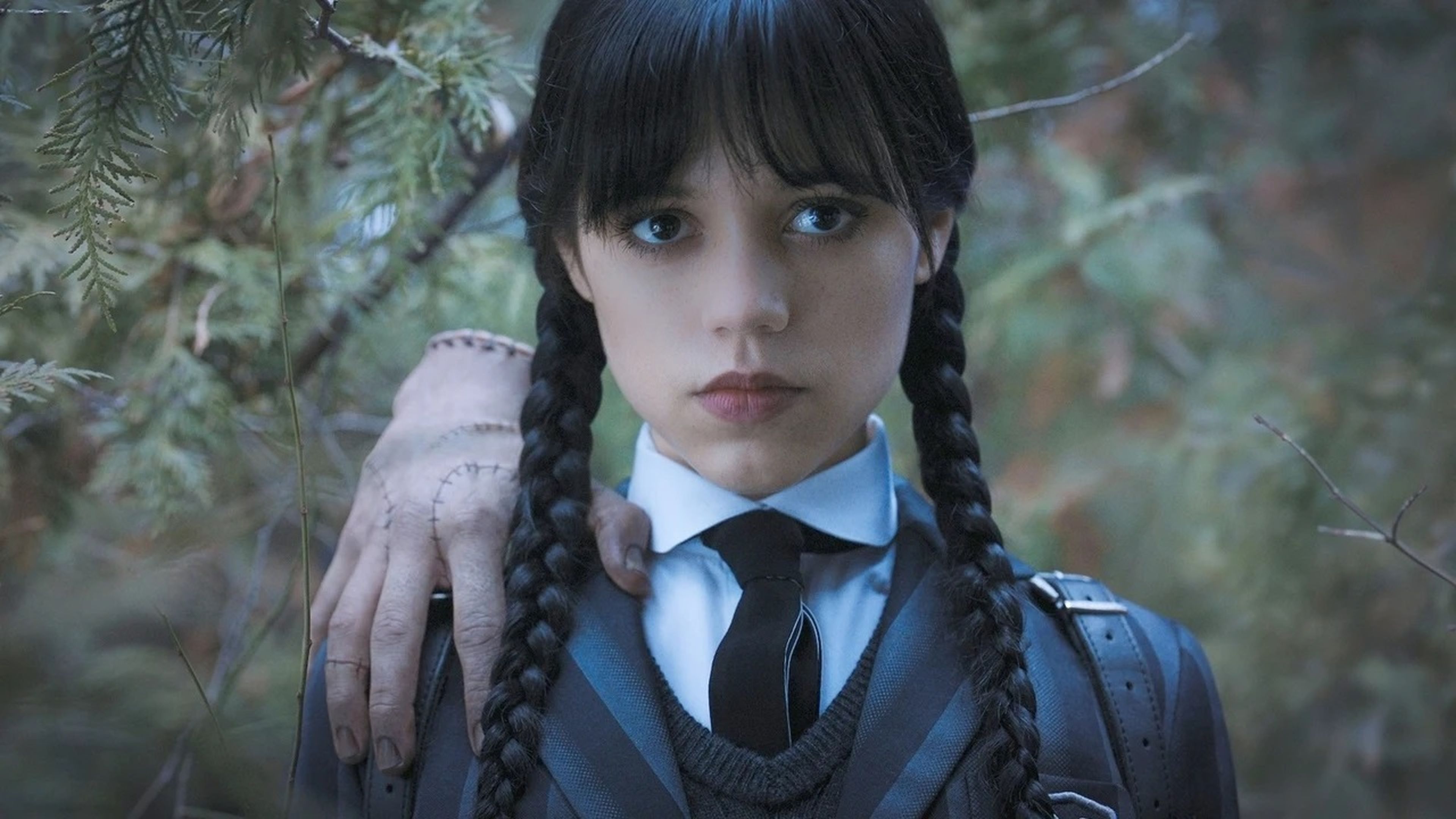 Cosa de la serie Miércoles de Netflix, ¿humana o mano robotizada?
