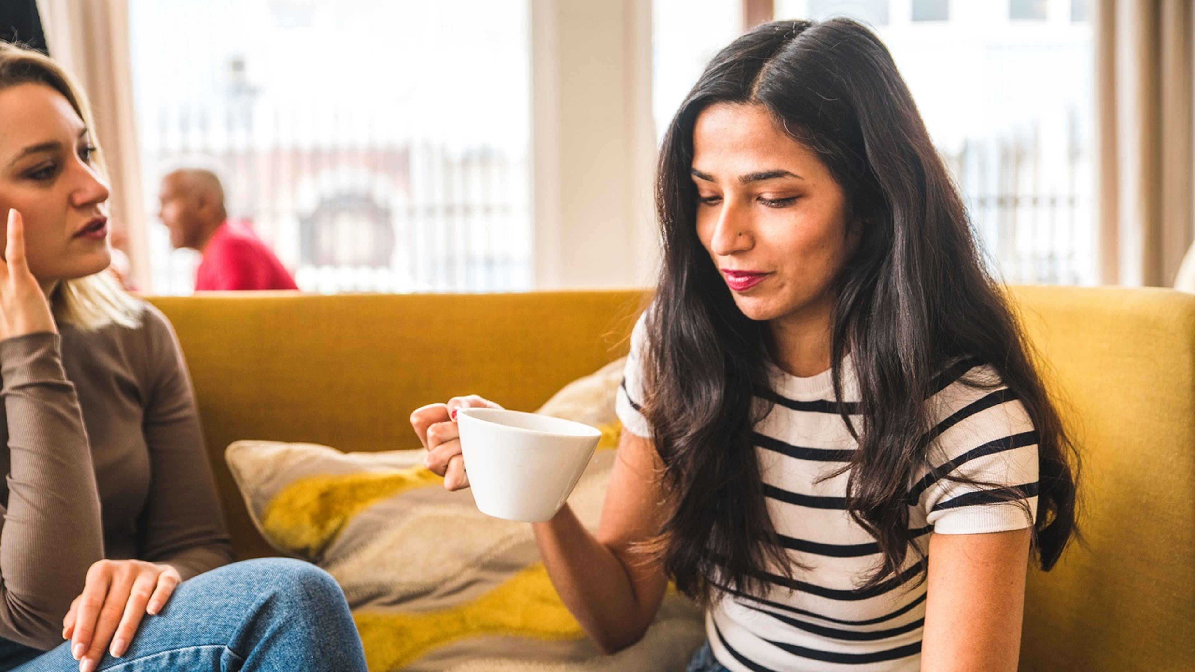 ¿Desvías la mirada al hablar con alguien? Esta es la explicación que da la psicología