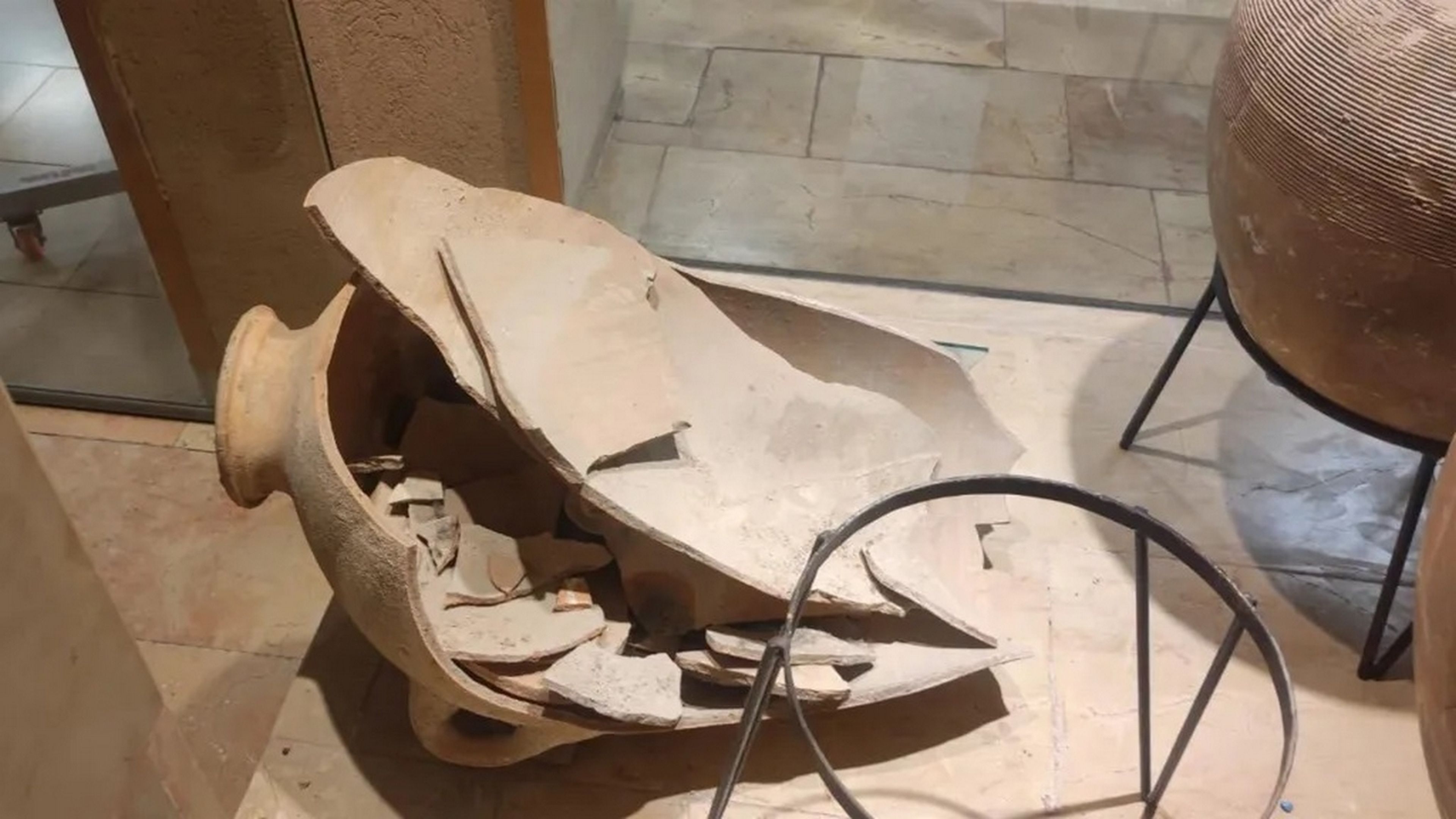 Un niño rompe un jarrón de 3.500 años en un museo: el "castigo" es ejemplar