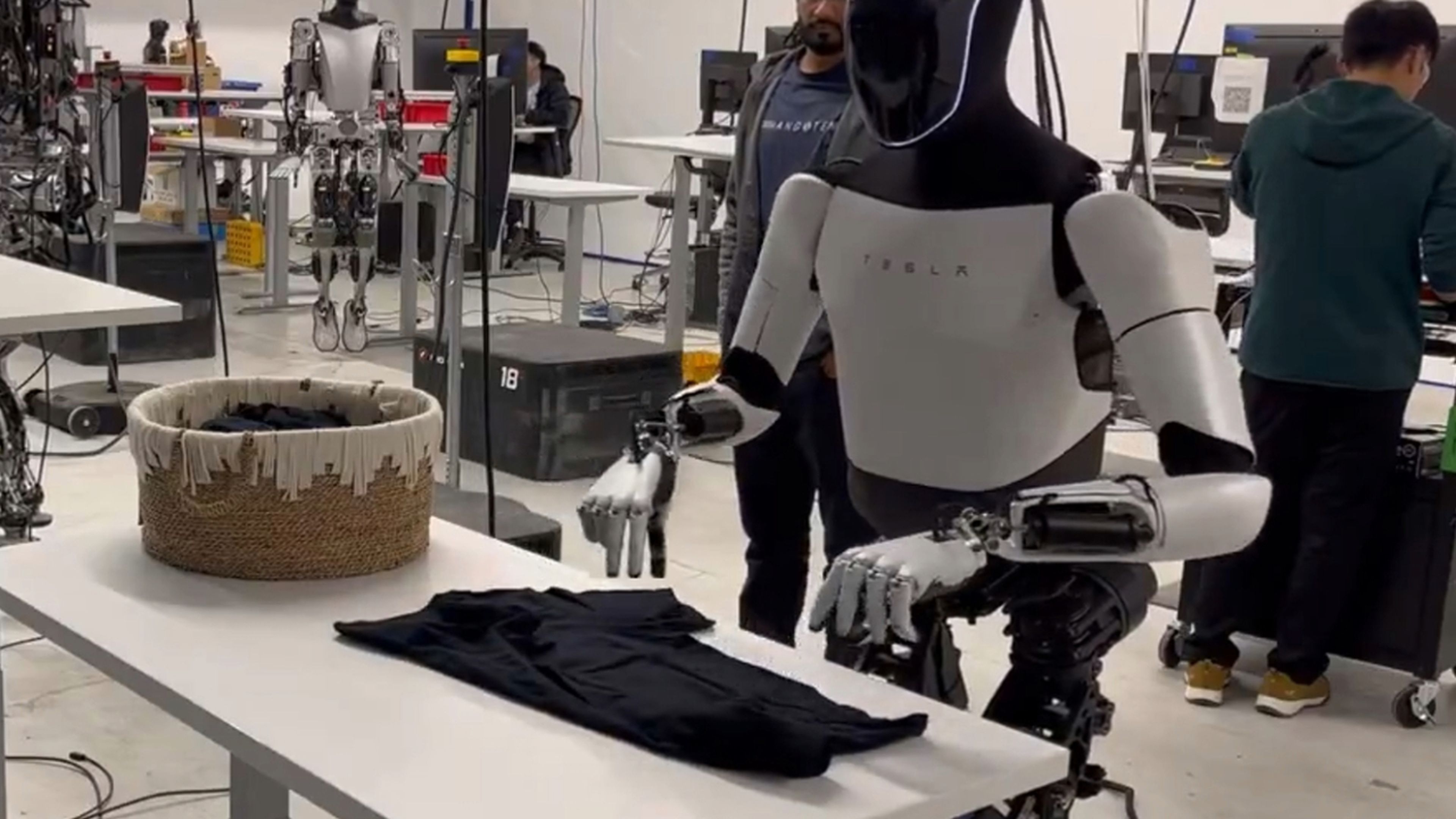 Robot Optimus Elon Musk