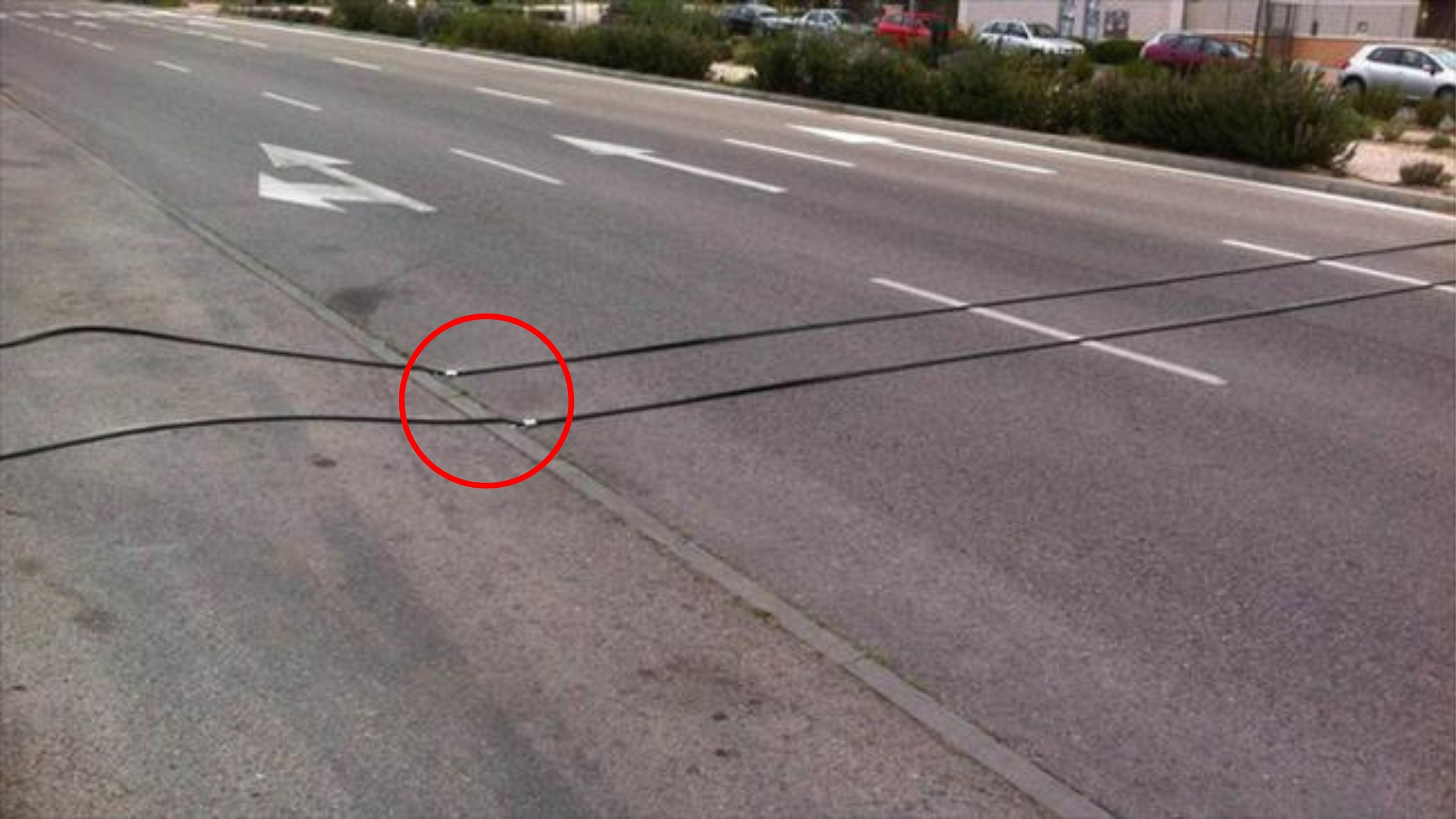 ¿Para qué sirven los cables que cruzan las carreteras?