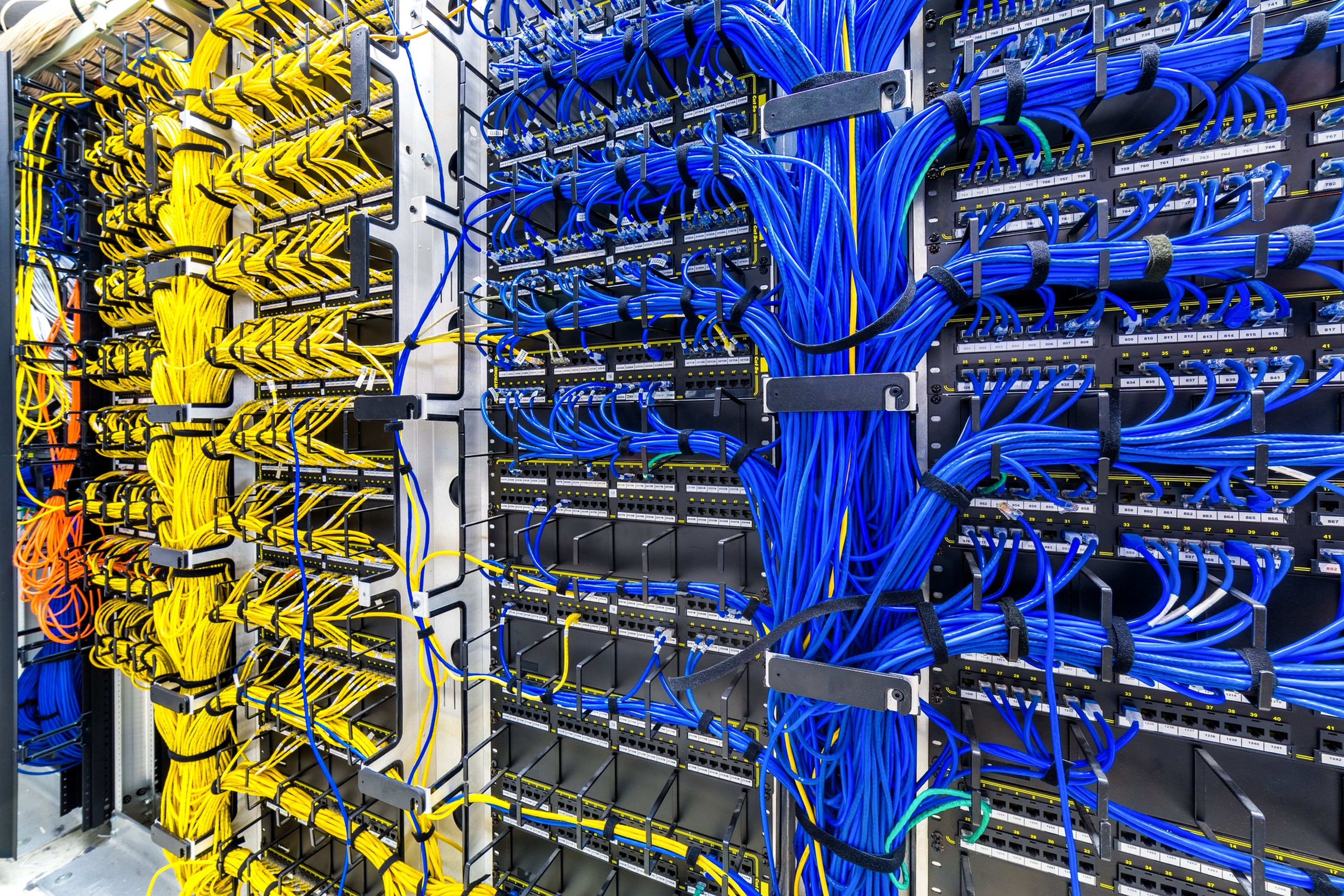 Telefónica explica a la UE cómo quiere hacer que Netflix, YouTube, TikTok y compañía paguen por usar sus redes